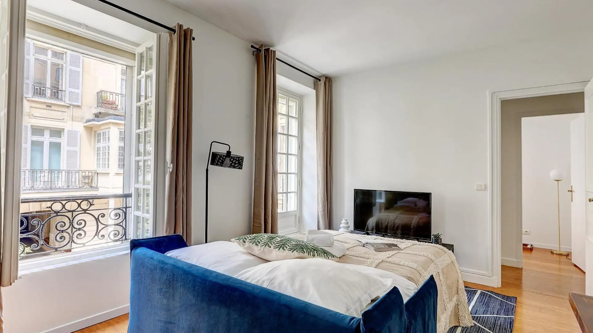 Champs-elysees - 2br With Balcony - Cityapartmentstay *