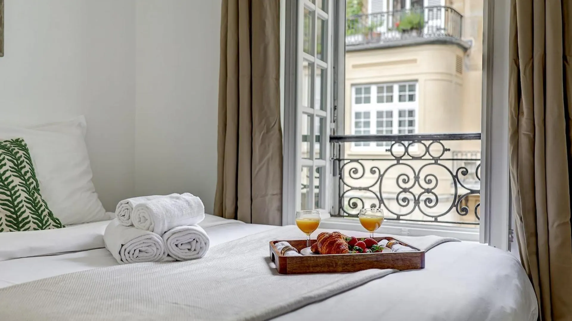 Champs-elysees - 2br With Balcony - Cityapartmentstay