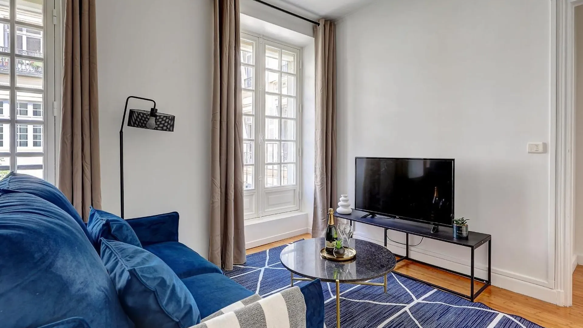 Daire Champs-elysees - 2br With Balcony - Cityapartmentstay *