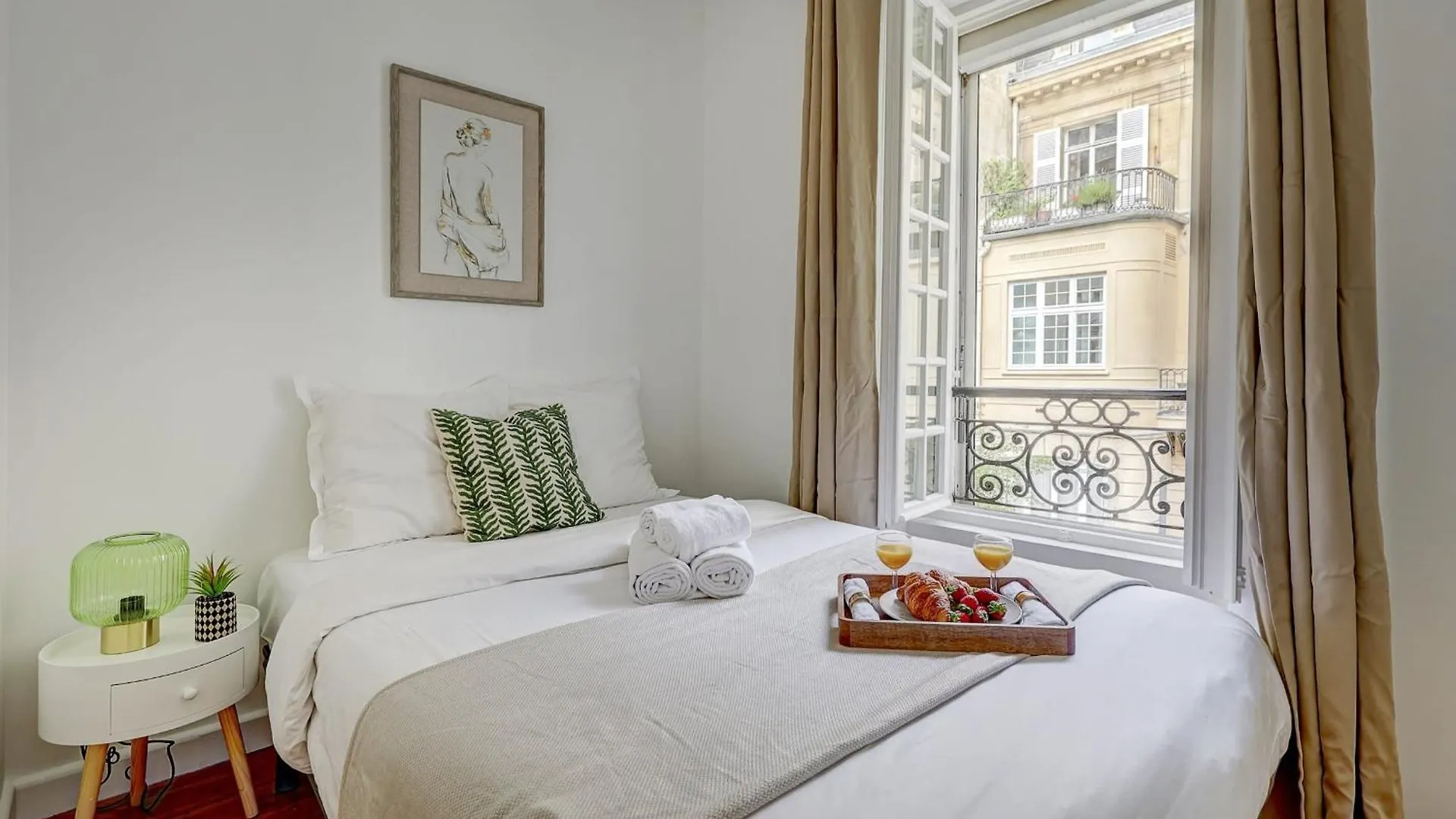 Champs-elysees - 2br With Balcony - Cityapartmentstay Paris